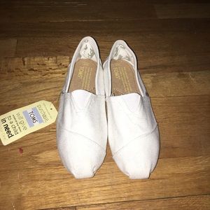 NWT White Toms